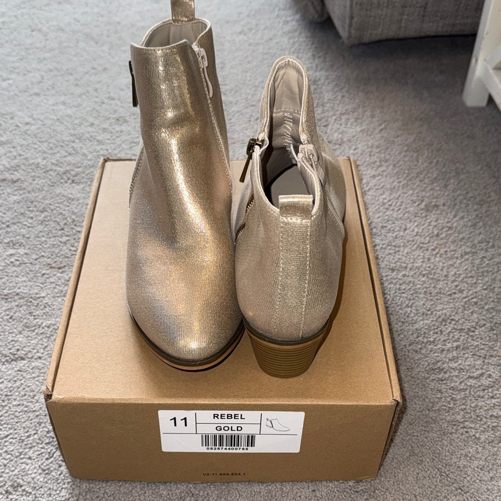 Journee Collection Gold booties